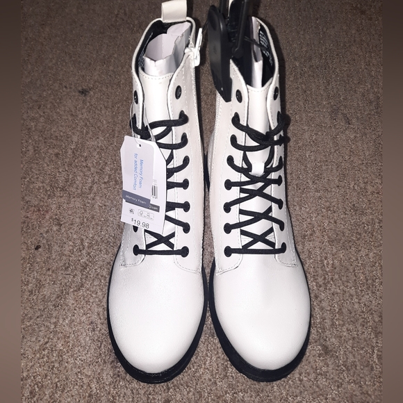 Woman's White boots - Picture 2 of 3
